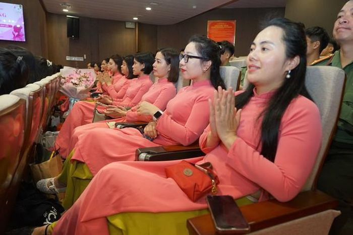 Cán bộ, hội viên Phụ nữ Cục quản lý xuất nhập cảnh hào hứng tham dự chương trình.