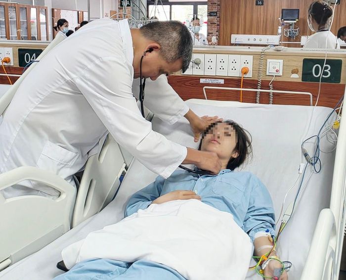 TS.BS Nguyễn Trung Nguyên, Giám đốc Trung tâm Chống độc, Bệnh viện Bạch Mai thăm khám cho bệnh nhân
