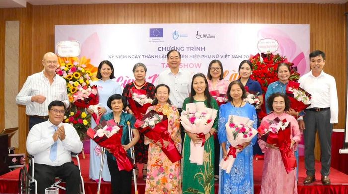 Những bó hoa tươi thắm được trao tặng các hội viên và nữ khách mời nhân Ngày Phụ nữ Việt Nam 20/10
