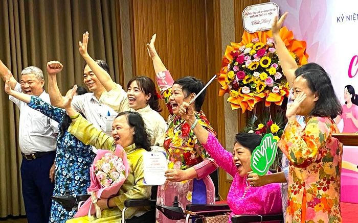 Phụ nữ khuyết tật trong chương trình kỷ niệm 96 năm thành lập Hội LHPN Việt Nam và ngày Phụ nữ Việt Nam 20/10