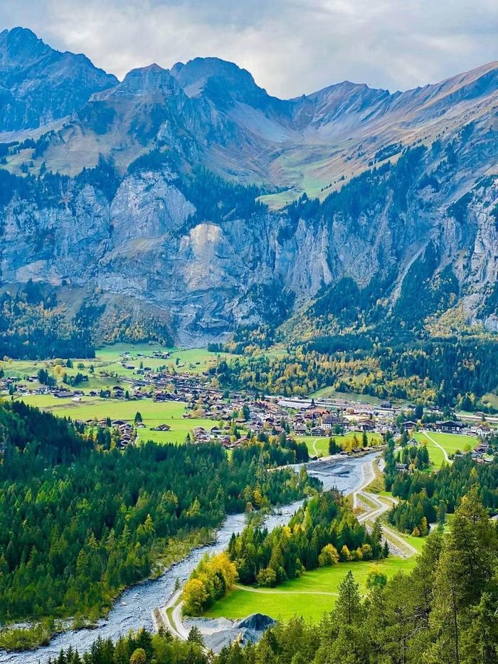 Những cung đường trekking giữa dãy Alps mở ra khung cảnh núi non trùng điệp, hồ nước xanh biếc và những đỉnh núi phủ tuyết của Thụy Sĩ