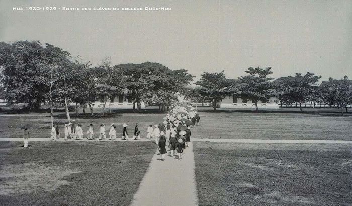 Học sinh Trường Quốc Học tan trường - thập niên 1920-1929. Ảnh tư liệu