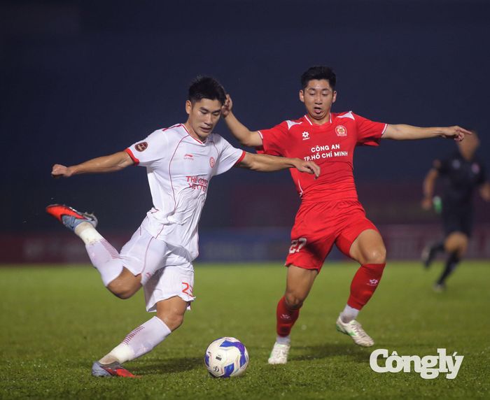 Thể Công Viettel (trắng) đang không có phong độ tốt sau 4 vòng đấu V.League 2026/27. Ảnh: Đình Viên.