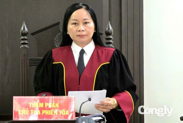 Thẩm phán chủ tọa phiên tòa Trần Thị Ngọc Dung tuyên án.