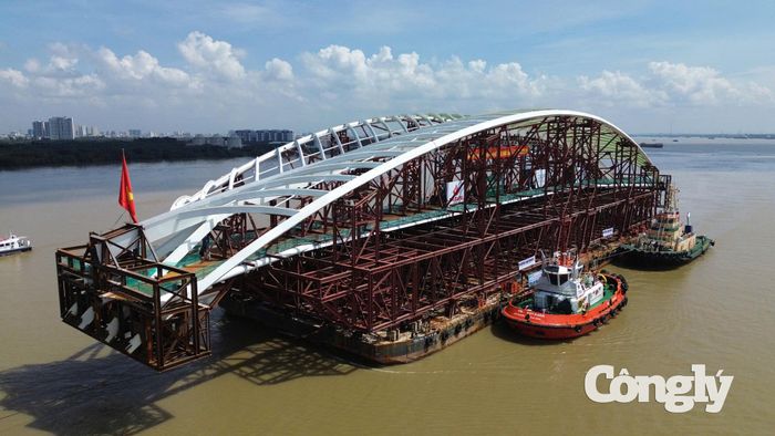 Cận cảnh kết cấu vòm thép nặng hơn 3.400 tấn.