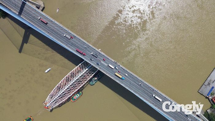 Cầu đi bộ qua sông Sài Gòn cập Bến Bạch Đằng chiều 19/10.