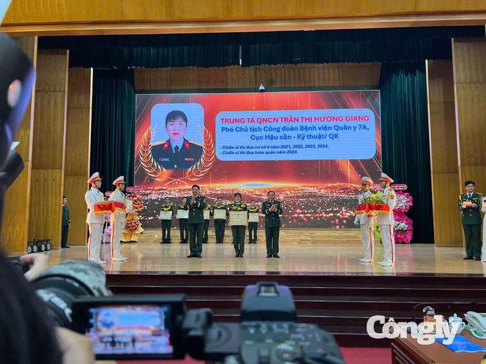 Thượng tá, QNCN Trần Thị Hương Giang được trao tặng Bằng khen của Bộ Tư lệnh Quân khu 7 tại Lễ tuyên dương điển hình tiên tiến trong phong trào quần chúng, giai đoạn 2020-2025.