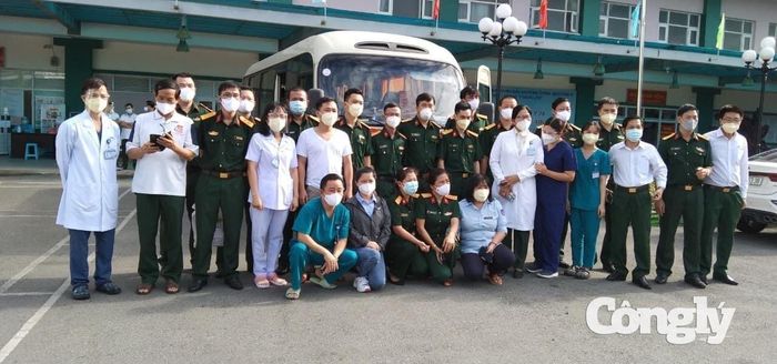 Chị Hương Giang cùng đồng đội tham gia chống dịch Covid-19 tại Bệnh viện Quân y 7A năm 2021.