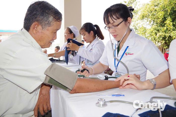 Thượng tá Trần Thị Hương Giang tại một chương trình khám sức khỏe toàn dân.