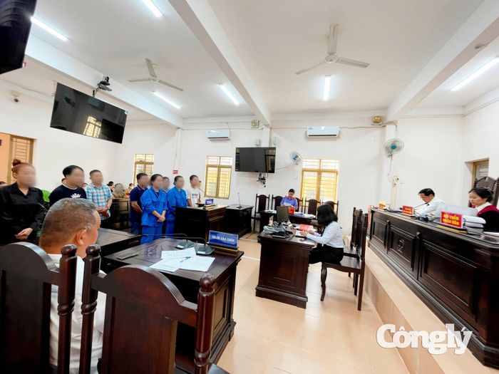 Thẩm phán Nguyễn Thị Mỹ Diễm cùng Hội đồng xét xử tại một phiên tòa
