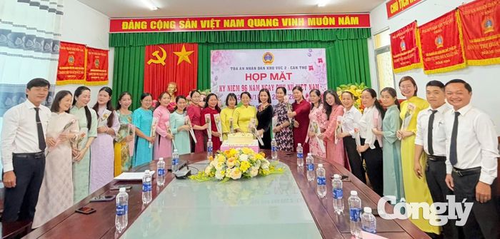 Buổi họp mặt được tổ chức trong không khí ấm áp, vui vẻ
