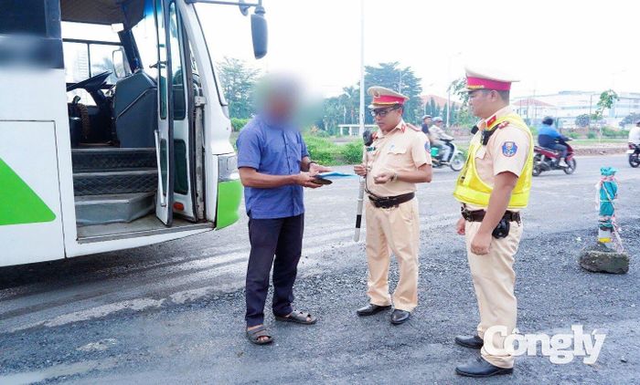 Lực lượng CSGT kiểm tra các điều kiện bảo đảm an toàn giao thông.