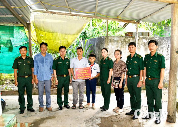 Thượng tá Nguyễn Chí Nguyện, Phó Chủ nhiệm Chính trị BĐBP tỉnh cùng Hội Phụ nữ và Đồn Biên phòng Nhà Mát trao học bổng, tặng quà cho cháu Phạm Khải Hoàng.