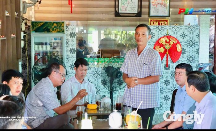 Bà con nông dân chia sẻ và kiến nghị với lãnh đạo xã.
