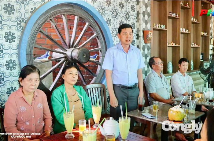 Ông Võ Tài Quốc, Bí thư Đảng ủy, Chủ tịch HĐND xã Phước Hải phát biểu tại buổi gặp gỡ.