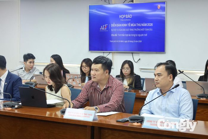 Các đại biểu tham dự buổi họp báo.