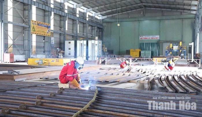 Bên cạnh nhà máy đóng tàu, cần hình thành chuỗi các doanh nghiệp gia công kết cấu thép, cơ khí chính xác, sản xuất và cung ứng thiết bị động lực. (Trong ảnh: Chế tạo cơ khí tại Công ty CP Dịch vụ Kỹ thuật PTSC Thanh Hóa).