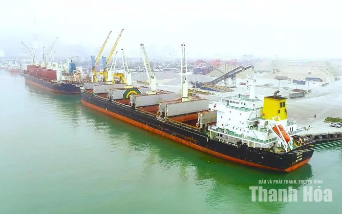 Kim ngạch xuất nhập khẩu của Thanh Hóa đang tiếp tục tăng trưởng, là cơ hội lớn thúc đẩy nhu cầu phát triển đội tàu và các dịch vụ hàng hải. (Tàu cập Cảng Nghi Sơn xếp dỡ hàng hóa).