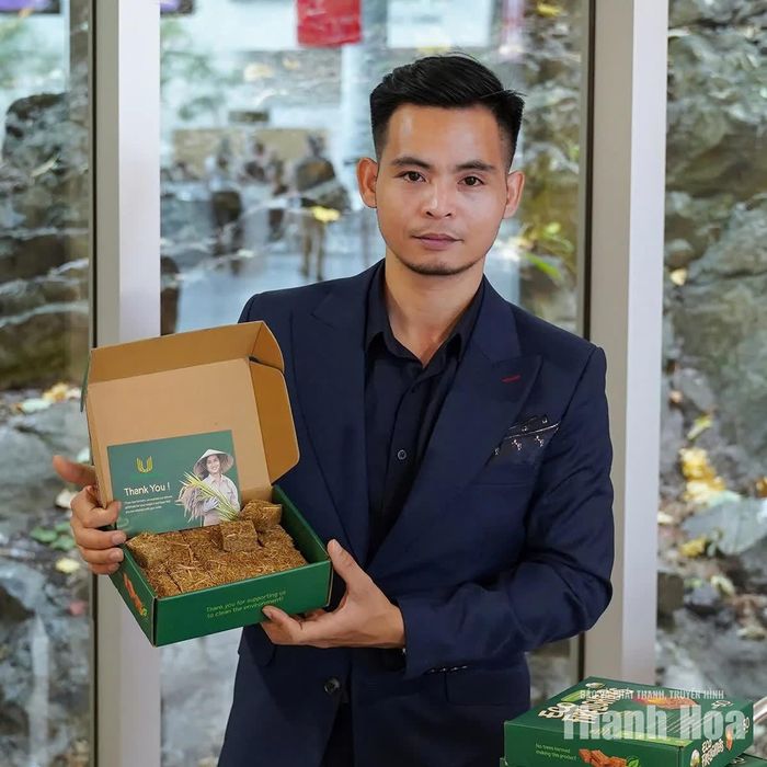 Anh Nguyễn Xuân Tài, ở xã Quý Lộc bên sản phẩm mồi nhóm lửa được tạo ra từ rơm.