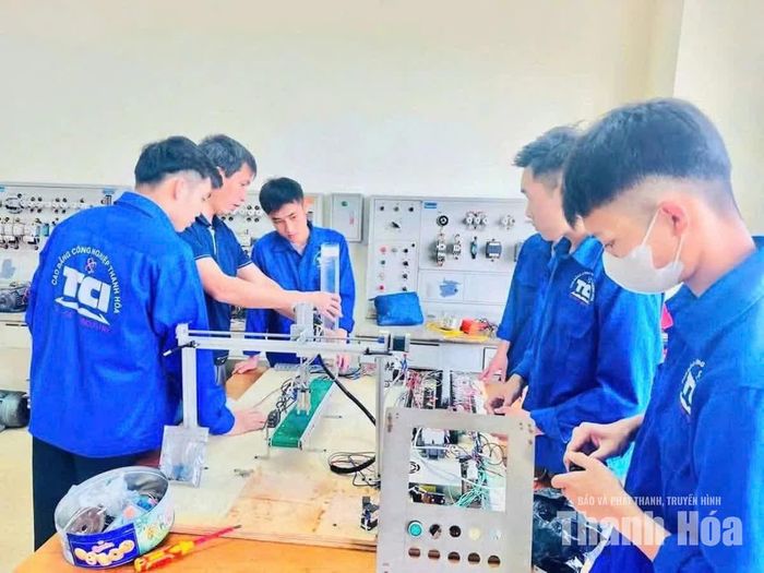 Sinh viên Trường Cao đẳng Công nghiệp Thanh Hóa trong giờ học thực hành.