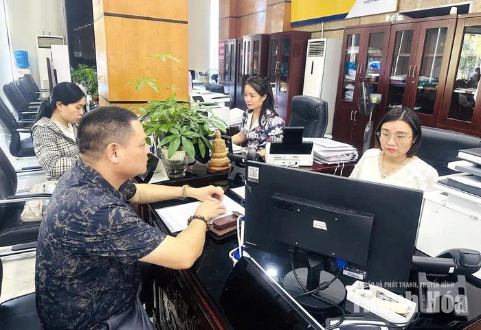 Công chức Trung tâm Phục vụ hành chính công tỉnh tiếp nhận thủ tục hành chính của công dân.