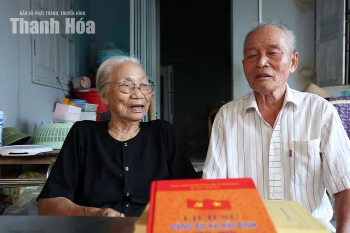 Bà Hoàng Thị Ninh cùng chồng ôn lại những năm tháng tham gia công tác ở địa phương.