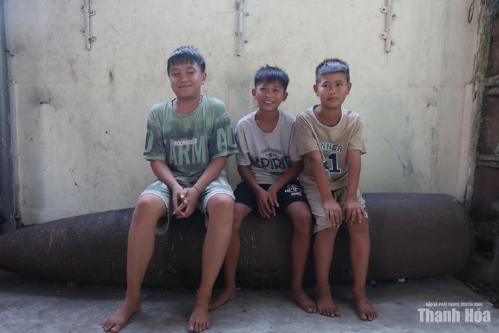 Vỏ quả bom năm xưa, nay thành “món đồ chơi” quen thuộc cho đám trẻ làng biển.