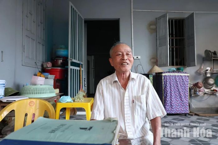 Ông Hoàng Văn Xuân chia sẻ những kỷ niệm về thời trẻ của vợ - bà Hoàng Thị Ninh.