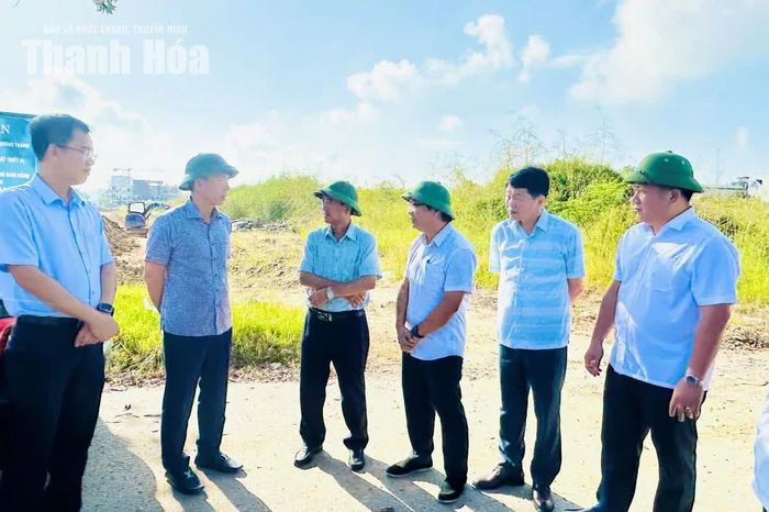 Phó Chủ tịch UBND tỉnh Lê Quang Hùng cùng đoàn công tác kiểm tra thực tế Dự án đường gom hai bên Đại lộ Hùng Vương, đoạn từ đường Thành Thái đến đường Trần Hưng Đạo, thuộc địa bàn phường Hàm Rồng.