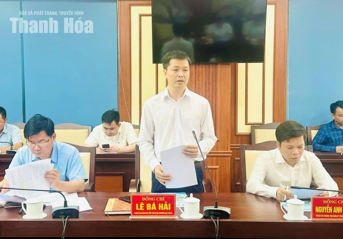 Chủ tịch UBND phường Hạc Thành Lê Bá Hải báo cáo công tác giải ngân vốn đầu tư công của địa phương.