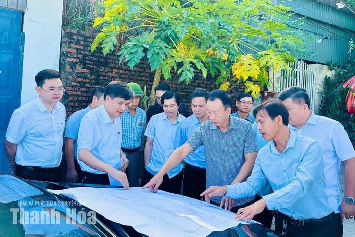 Phó Chủ tịch UBND tỉnh Lê Quang Hùng cùng đoàn công tác kiểm tra thực tế tại Dự án đường giao thông từ Quốc lộ 1A đến phố Yên Vực, khu vực Tào Xuyên (cũ) giai đoạn 1, nay thuộc phường Nguyệt Viên.