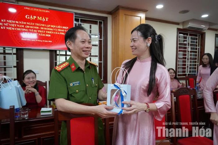 Đại diện lãnh đạo Công an tỉnh tặng quà chúc mừng Hội Phụ nữ Công an Thanh Hóa và các đại biểu nữ.