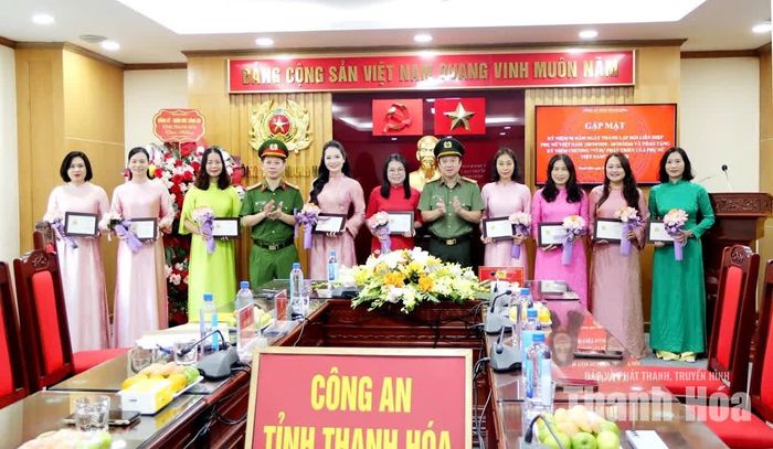 Đại diện Ban Giám đốc Công an tỉnh trao Kỷ niệm chương cho các cá nhân.