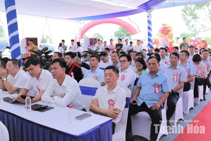 Các đại biểu dự buổi lễ.