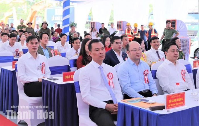 Chủ tịch UBND tỉnh Tô Anh Dũng cùng các đại biểu dự buổi lễ.