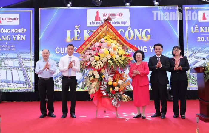 Chủ tịch UBND tỉnh Tô Anh Dũng và Phó Chủ tịch UBND tỉnh Cao Văn Cường tặng hoa chúc mừng Tập đoàn Tân Đông Hiệp khởi công Cụm công nghiệp Quảng Yên.