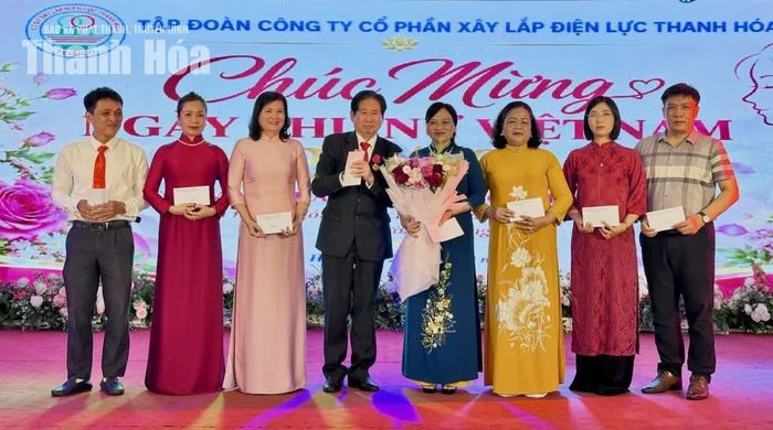 Lãnh đạo Công ty Cổ phần Xây lắp Điện lực Thanh Hóa trao quà chúc mừng nữ cán bộ và Công đoàn Công ty.