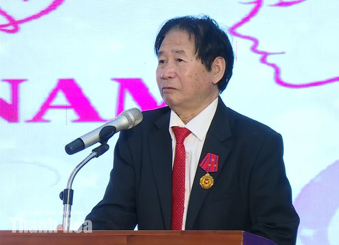 Ông Nguyễn Đức Đủ, Chủ tịch HĐQT, Tổng Giám đốc Công ty Cổ phần Xây lắp Điện lực Thanh Hóa chúc mừng nữ cán bộ, lao động Công ty.