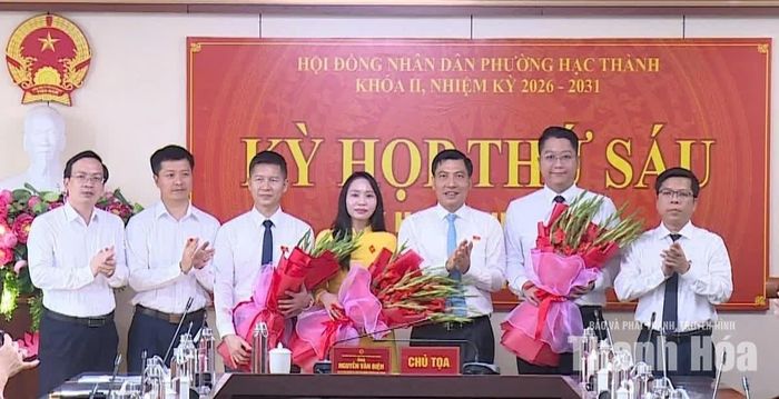 Lãnh đạo phường Hạc Thành tặng hoa chúc mừng các đồng chí nhận nhiệm vụ mới.