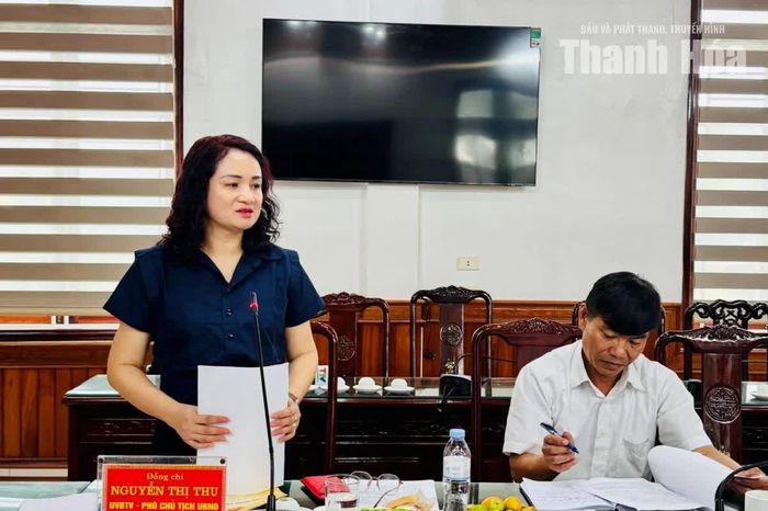 Phó Chủ tịch UBND xã Lưu Vệ báo cáo việc thực hiện các tiêu chí ATTP nâng cao tại địa phương.
