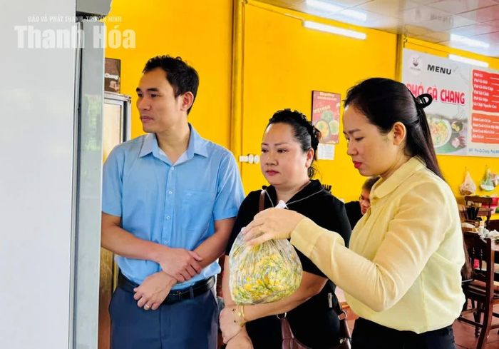 Đoàn kiểm tra thực tế tại Cơ sở kinh doanh dịch vụ ăn uống phở gà Chang.