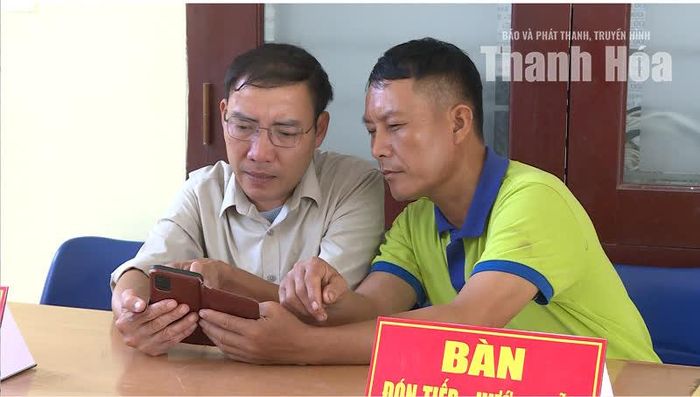 Cán bộ TTPVHCC xã Tống Sơn hướng dẫn công dân truy cập, khai thác dữ liệu đã có từ trước đó.
