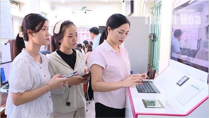 Cán bộ Trung tâm phục vụ Hành chính công xã Hoằng Hóa hướng dẫn công dân sử dụng Kiosk thông minh trong giải quyết thủ tục hành chính.