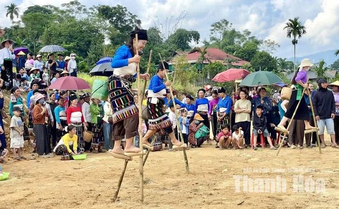 Chị em phụ nữ các thôn, bản ở xã Yên Thắng tham gia cuộc thi đi cà kheo trong khuôn khổ Lễ hội Chá Mùn năm 2026.