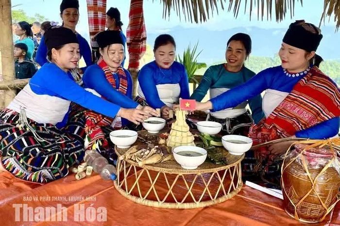 Mâm cơm mới được chị em các thôn bản ở Yên Thắng chuẩn bị để tham gia Hội thi ẩm thực dân tộc trong khuôn khổ Lễ hội Chá Mùn năm 2026.