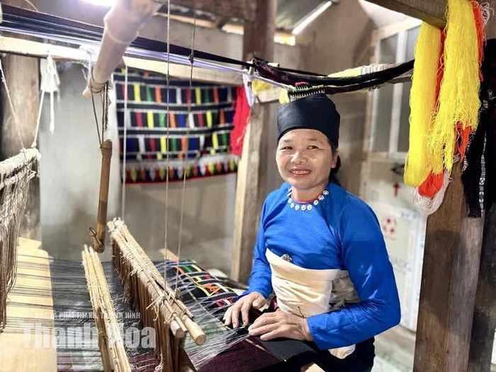 Bà Lò Thị Mắn ở thôn Ngam, xã Yên Thắng bên khung cửi dệt thổ cẩm của gia đình.