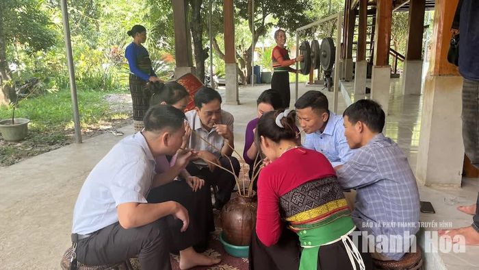 Trải nghiệm nét văn hóa uống rượu cần của dân tộc Thái thu hút du khách.