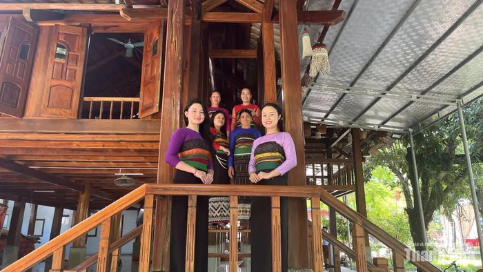 Những cô gái Thái rạng rỡ bên nếp nhà sàn.