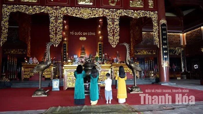 Không gian thờ tự được bài trí trang nghiêm, thành kính.