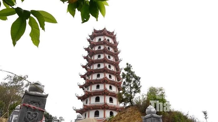 Tháp Tụ Linh gồm 9 tầng, là điểm nhấn kiến trúc phía sau khu đền.